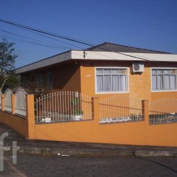Casa Residencial com 160m², 2 quartos, 1 suíte, 4 garagens, no bairro Forquilhinhas em São José