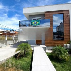 Casa Residencial com 317m², 4 quartos, 3 suítes, 5 garagens, no bairro Jardim Atlântico em Florianópolis