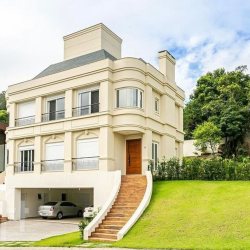 Casa Residencial com 319m², 4 quartos, 4 suítes, 3 garagens, no bairro Cacupé em Florianópolis