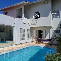 Casa Residencial com 270m², 4 quartos, 2 suítes, 4 garagens, no bairro Carianos em Florianópolis