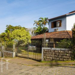 Casa Residencial com 245m², 3 quartos, 1 suíte, 2 garagens, no bairro Saco Grande em Florianópolis