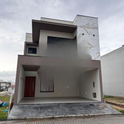 Casa Residencial com 164m², 3 quartos, 1 suíte, 4 garagens, no bairro Beira Rio em Biguaçu