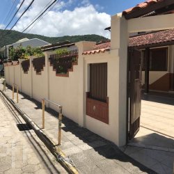 Casa Residencial com 258m², 5 quartos, 2 suítes, no bairro Lagoa da Conceição em Florianópolis