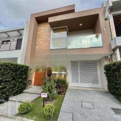 Casa Residencial com 227m², 3 quartos, 1 suíte, 2 garagens, no bairro Beira Rio em Biguaçu