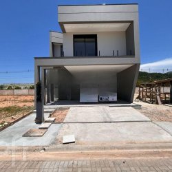 Casa Residencial com 187m², 3 quartos, 1 suíte, 4 garagens, no bairro Beira Rio em Biguaçu