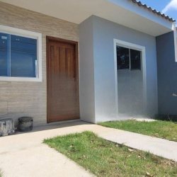 Casa Residencial com 70m², 3 quartos, 1 suíte, 2 garagens, no bairro São João do Rio Vermelho em Florianópolis