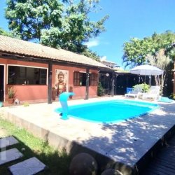 Casa Residencial com 150m², 3 quartos, 2 garagens, no bairro São João do Rio Vermelho em Florianópolis