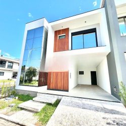 Casa Residencial com 193m², 3 quartos, 1 suíte, 2 garagens, no bairro Beira Rio em Biguaçu