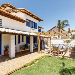 Casa Residencial com 383m², 5 quartos, 5 suítes, 2 garagens, no bairro Daniela em Florianópolis