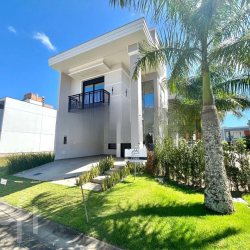 Casa Residencial com 186m², 3 quartos, 1 suíte, 2 garagens, no bairro Beira Rio em Biguaçu