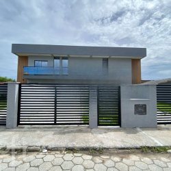 Casa Residencial com 110m², 2 quartos, 2 suítes, 2 garagens, no bairro Ingleses em Florianópolis