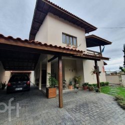 Casa Residencial com 340m², 3 quartos, 1 suíte, 2 garagens, no bairro Carianos em Florianópolis