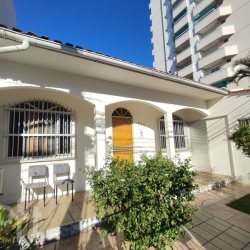 Casa Residencial com 16598m², 3 quartos, 1 suíte, 3 garagens, no bairro Barreiros em São José