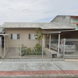 Casa Residencial com 190m², 4 quartos, no bairro Carianos em Florianópolis