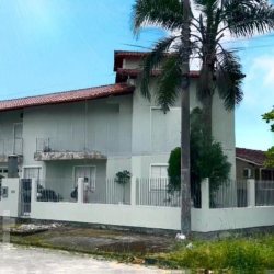 Casa Residencial com 199m², 5 quartos, 2 suítes, 2 garagens, no bairro Daniela em Florianópolis
