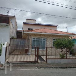 Casa Residencial com 11978m², 4 quartos, 1 suíte, 4 garagens, no bairro Saco dos limões em Florianópolis