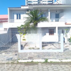 Casa Residencial com 258m², 5 quartos, 1 suíte, 8 garagens, no bairro Kobrasol em São José