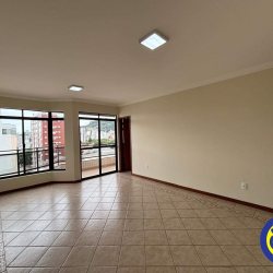 Apartamento com 127m², 3 quartos (sendo 1 suíte), 2 garagens, no bairro Centro em Florianópolis