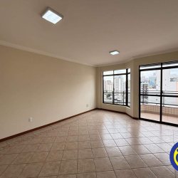 Apartamento com 127m², 3 quartos (sendo 1 suíte), 2 garagens, no bairro Centro em Florianópolis