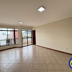 Apartamento com 127m², 3 quartos (sendo 1 suíte), 2 garagens, no bairro Centro em Florianópolis