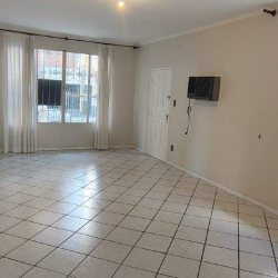 Casa com 200m², 2 quartos, 8 garagens, no bairro Kobrasol em São José