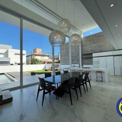 Casa com 298m², 3 quartos, 1 suíte, 2 garagens, no bairro Lagoa da Conceição em Florianópolis