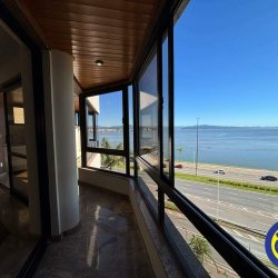 Apartamento com 220m², 4 quartos (sendo 2 suítes), 2 garagens, no bairro Centro em Florianópolis