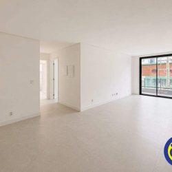 Apartamento com 135m², 2 quartos (sendo 2 suítes), 1 garagem, no bairro Centro em Florianópolis