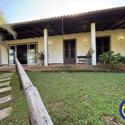 Casa com 240m², 4 quartos (sendo 2 suítes), 6 garagens, no bairro Lagoa da Conceição em Florianópolis