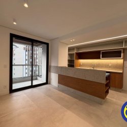 Apartamento com 70m², 2 quartos (sendo 1 suíte), 1 garagem, no bairro Centro em Florianópolis