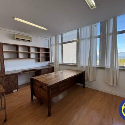 Sala com 74m², no bairro Centro em Florianópolis