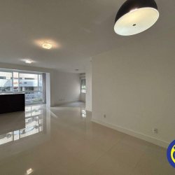Apartamento com 132m², 3 quartos (sendo 3 suítes), 2 garagens, no bairro Centro em Florianópolis
