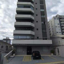 Apartamento com 68m², 2 quartos (sendo 1 suíte), 1 garagem, no bairro Barreiros em São José