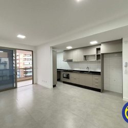 Apartamento com 94m², 3 quartos (sendo 1 suíte), 2 garagens, no bairro Centro em Florianópolis