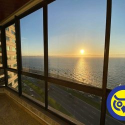 Apartamento com 283m², 3 quartos (sendo 2 suítes), 2 garagens, no bairro Beira Mar em Florianópolis