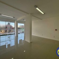 Loja com 46m², no bairro Barreiros em São José