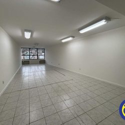 Sala com 80m², no bairro Centro em Florianópolis