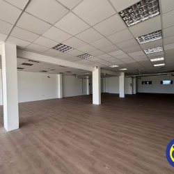 Sala com 250m², 2 garagens, no bairro Saco Grande em Florianópolis
