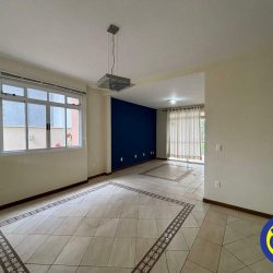 Casa com 250m², 4 quartos (sendo 2 suítes), 2 garagens, no bairro Córrego Grande em Florianópolis