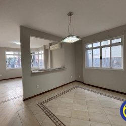 Casa com 250m², 4 quartos (sendo 2 suítes), 4 garagens, no bairro Córrego Grande em Florianópolis