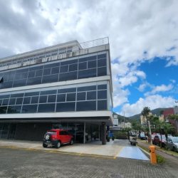 Sala com 100m², 4 garagens, no bairro Saco Grande em Florianópolis