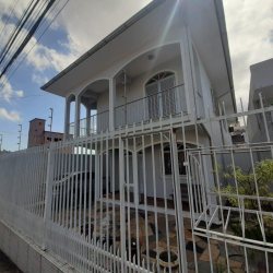 Casa Residencial com 206m², 3 quartos, 1 suíte, 2 garagens, no bairro Barreiros em São José
