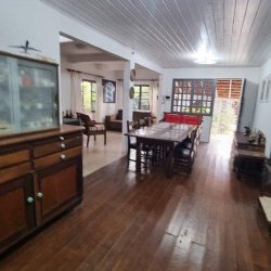 Casa Residencial com 270m², 5 quartos, 1 suíte, 2 garagens, no bairro Sambaqui em Florianópolis