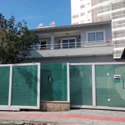 Casa Residencial com 220m², 6 quartos, 2 suítes, 4 garagens, no bairro Barreiros em São José