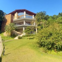 Casa Residencial com 350m², 5 quartos, 3 suítes, 5 garagens, no bairro Lagoa Da Conceição em Florianópolis