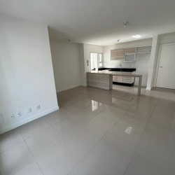 Apartamentos com 71m², 2 quartos, 1 suíte, 2 garagens, no bairro Pantanal em Florianópolis