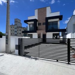 Casa Residencial com 125m², 3 quartos, 1 suíte, 2 garagens, no bairro Carianos em Florianópolis