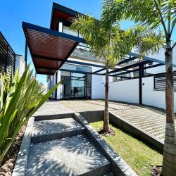Casa Residencial com 163m², 3 quartos, 3 suítes, 1 garagem, no bairro Campeche em Florianópolis
