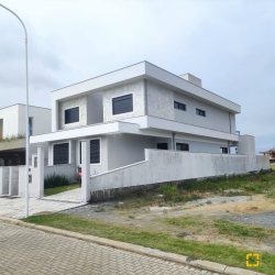 Casa Residencial com 162m², 3 quartos, 3 suítes, 2 garagens, no bairro Campeche em Florianópolis
