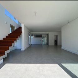 Casa Residencial com 152m², 3 quartos, 3 suítes, 2 garagens, no bairro Rio Tavares em Florianópolis